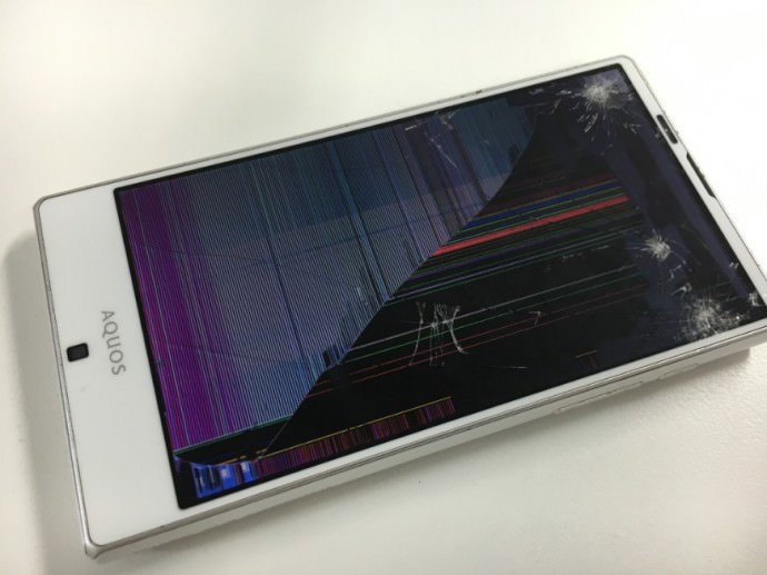 液晶画面が破損して操作出来ない状態のAQUOS PHONE(SHV32)