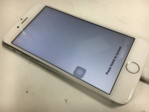 システム更新に成功してリンゴマークから先に進んだiPhone6