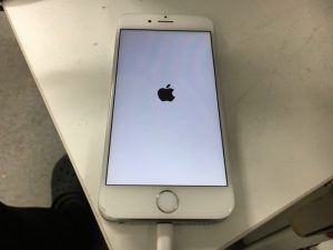 リンゴマークから先に進まないiPhone6