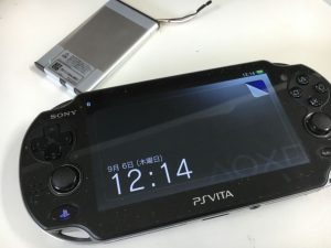 バッテリーを新品に交換して充電持ちが改善したPSVita(PCH-1000)