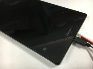 充電器を挿しても反応しないアクオスタブレット(SH-08E)