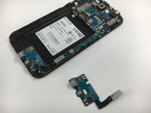 分解してドックコネクタを交換途中のギャラクシーノート2(SC-02E)
