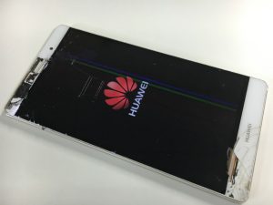 液晶画面が割れて一部中身が見えているHUAWEI P8 Max