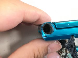 本体を開けるボタンが取れたSH-06G