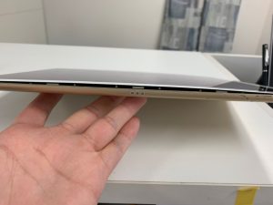 バッテリーが膨張して画面が浮いているiPad Pro 12.9(第1世代)