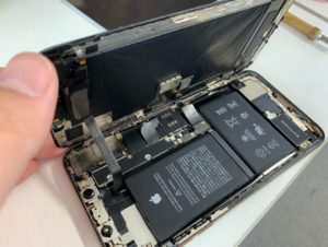 分解途中のiPhone XS Max