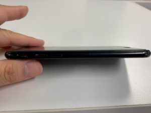 電池交換で浮いた画面が収まったiPhone7