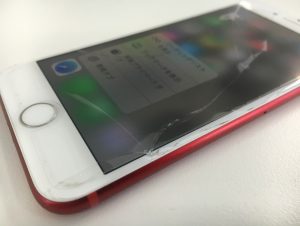 液晶画面が破損したiPhone7(赤)