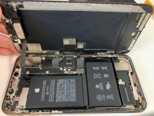 分解途中のiPhone XS Max