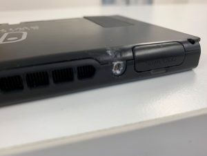 イヤホンジャックにイヤホンの先端が詰まったNintendo switch