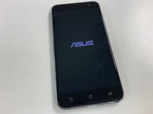 液晶画面交換修理後のゼンフォン3(ZE520KL)