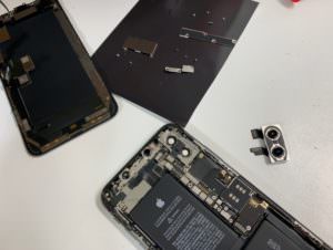 分解してバックカメラ交換途中のiPhone XS Max
