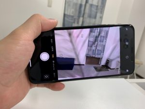 写真撮影時にガラスのヒビ割れが映るiPhone XS Max