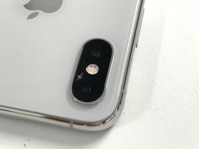 バックカメラレンズがひび割れたiPhone XS