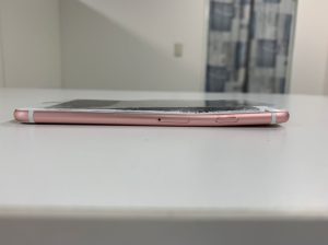 本体フレームが反るように変形しているiPhone6s