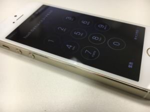 液晶画面を交換して線が消え誤動作がなくなったiphoneSE