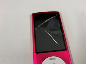 表面ガラスがひび割れたiPod nano第5世代