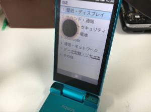 液漏れで液晶画面が黒く変色しているアクオスケータイ(501SH)