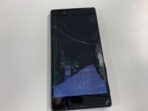 液晶画面の半分以上が液漏れで真っ黒なXperia Z5(SO-01H)