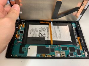 分解中のXperia Z3 Tablet Compact(SGP611)