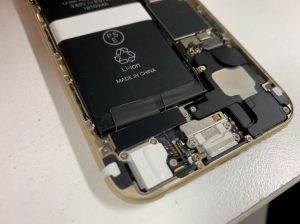 分解してスピーカーを交換途中のiPhone6