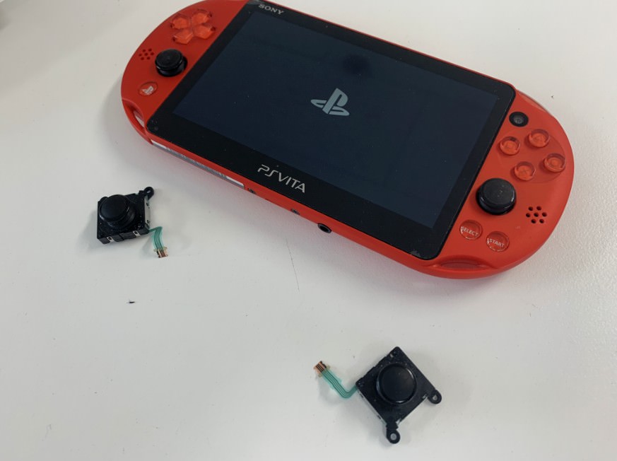 Psvitaのキャラクターが勝手に動くなど誤動作もアナログスティック交換修理で改善 作業時間は30分で即日返却 スマホスピタル町田