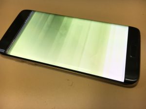 画面がほぼ真っ白で何が表示されているか分からないGalaxy S7 Edge(SC-02H)