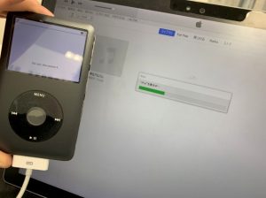 電源が入って復元途中のiPod classic