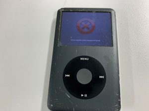 画面中央に赤い×マークが出て電源が入らないiPod classic