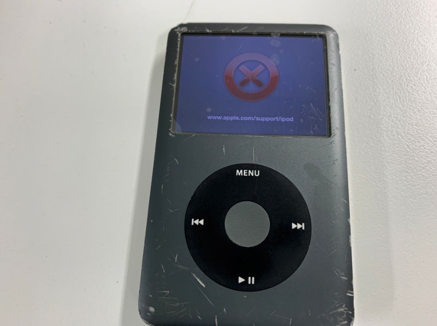 iPod classicから変な音がして画面に赤い×マークが出て電源が入らない