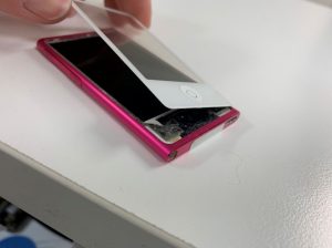 表面ガラスが剥がれて操作出来ないiPod nano第7世代