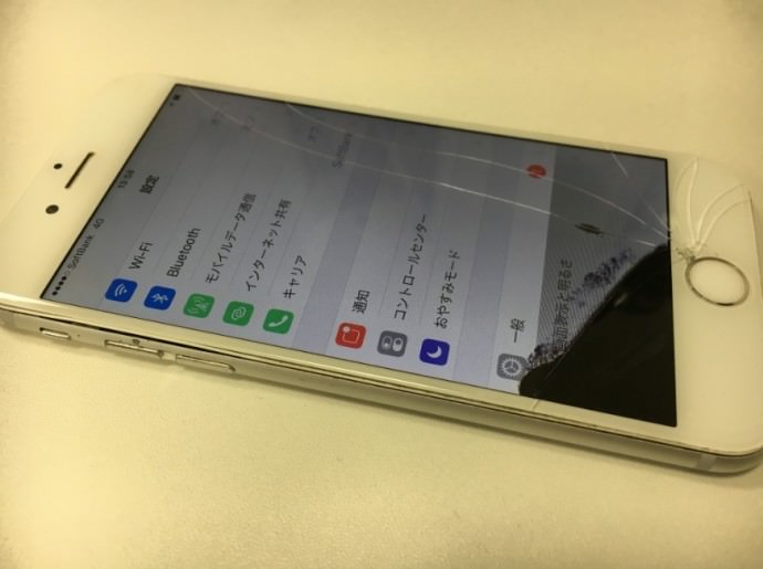 液漏れで画面の端が黒くなっているiPhone6