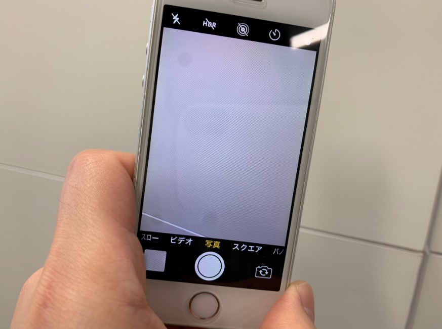 Iphone Seの外カメラにゴミが入って所々黒い点が映る 修理時間分でパーツ交換完了して症状が改善 スマホスピタル町田