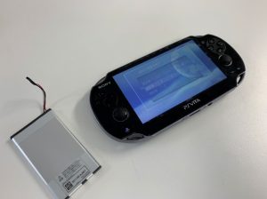 バッテリーを新品に交換して充電持ちが改善したPSVita(PCH-1100)