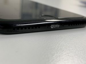 充電器の先端がドックコネクター内で折れたiPhone 7Plsu