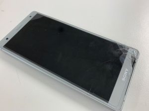 液晶画面が割れたXperia XZ2(SOV37)