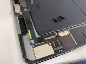 新しい充電口パーツに交換したiPad Air2