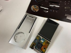 バラバラに分解したiPod nano第5世代