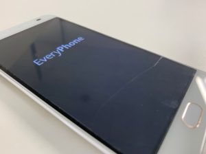 液晶画面がひび割れているEvery Phone(エブリフォン)