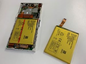 バッテリー交換作業途中のArrows NX(F-02G)