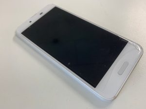 表面ガラスがひび割れたAQUOS sense(SHV40)