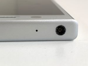 イヤホンの先端がイヤホンジャックに詰まったXperia XZ1 Compact(SO-02K)