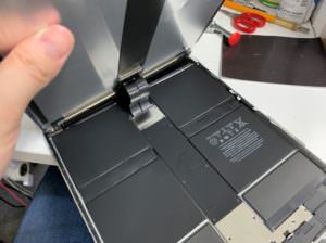 液晶画面交換途中の分解したiPad Pro 12.9(第2世代)