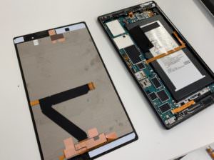 分解して液晶画面交換修理途中のXperia Z3 Tablet Compact