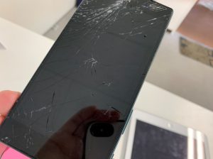 ガラスが割れて操作出来ないXperia Z5