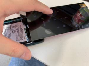 画面パーツを仮付けしてデータ抽出中のXperia Z5