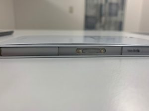 内蔵電池が膨張してバックガラスが浮いているXperia Z3 Compact(SO-02G)