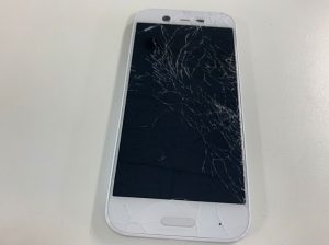 液晶画面が粉々に割れているAndroid One X1