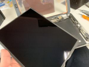 液晶画面交換修理途中のiPad Air