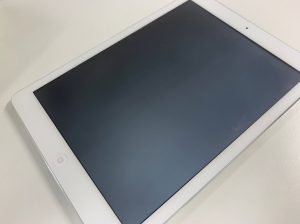 液晶画面が真っ白になって何が表示されているか分からないiPad Air